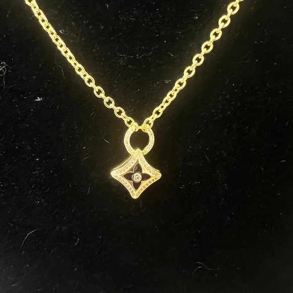 Elegant Gold Pendant Necklace LV - Picture 1 of 2